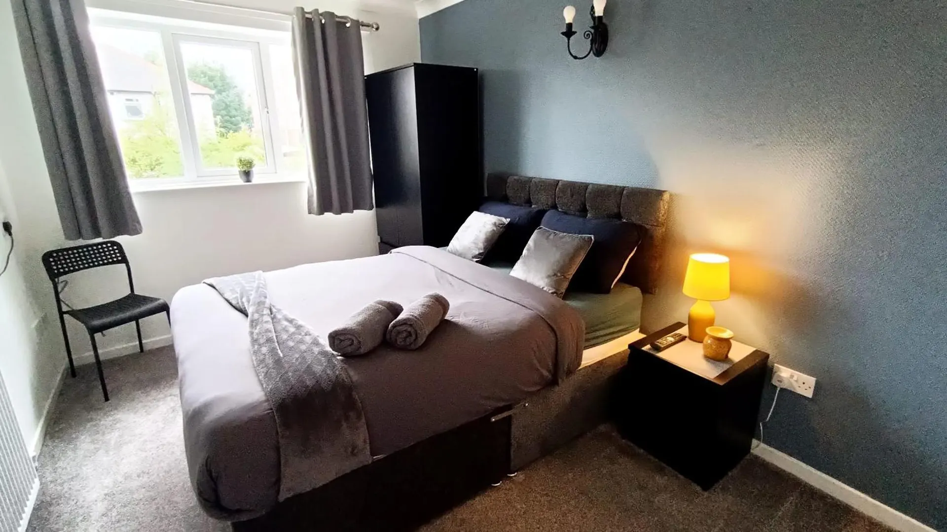 Family Friendly 3-Bed Home Free Parking On Site Huddersfield 0*,