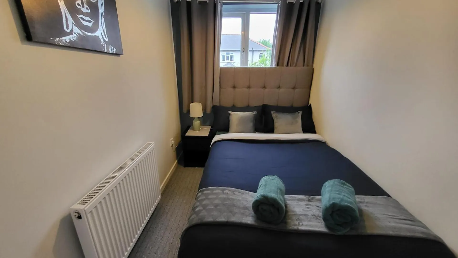 Family Friendly 3-Bed Home Free Parking On Site Хаддерсфилд