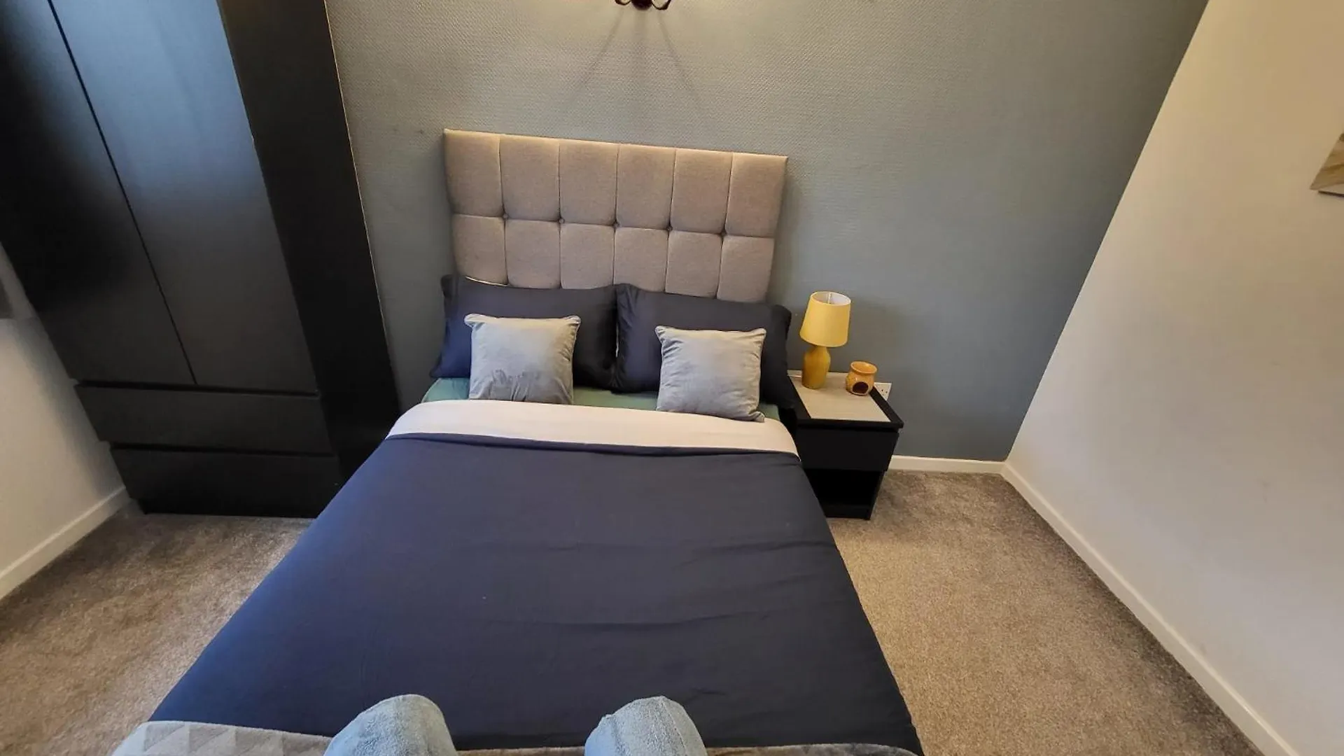 Дом отдыха Family Friendly 3-Bed Home Free Parking On Site Хаддерсфилд
