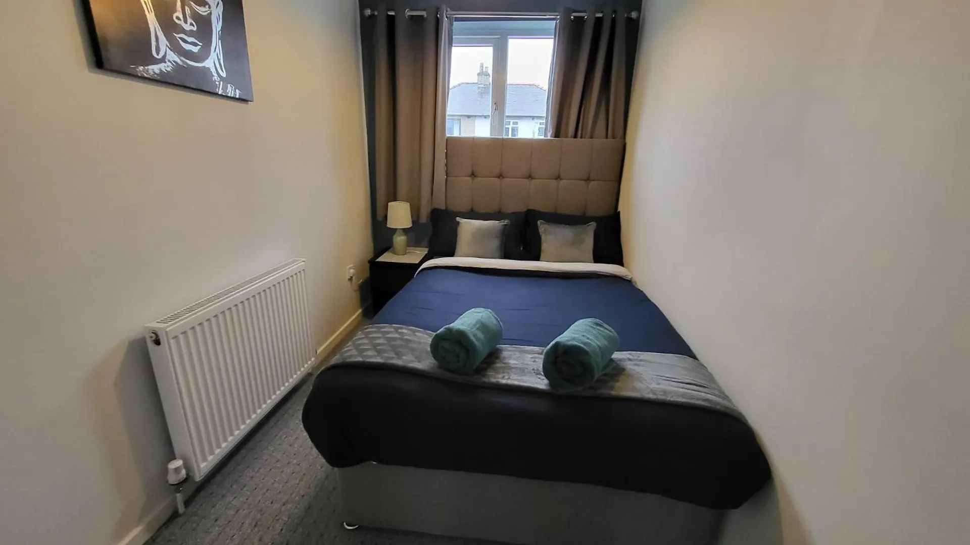 Family Friendly 3-Bed Home Free Parking On Site Huddersfield 0*,