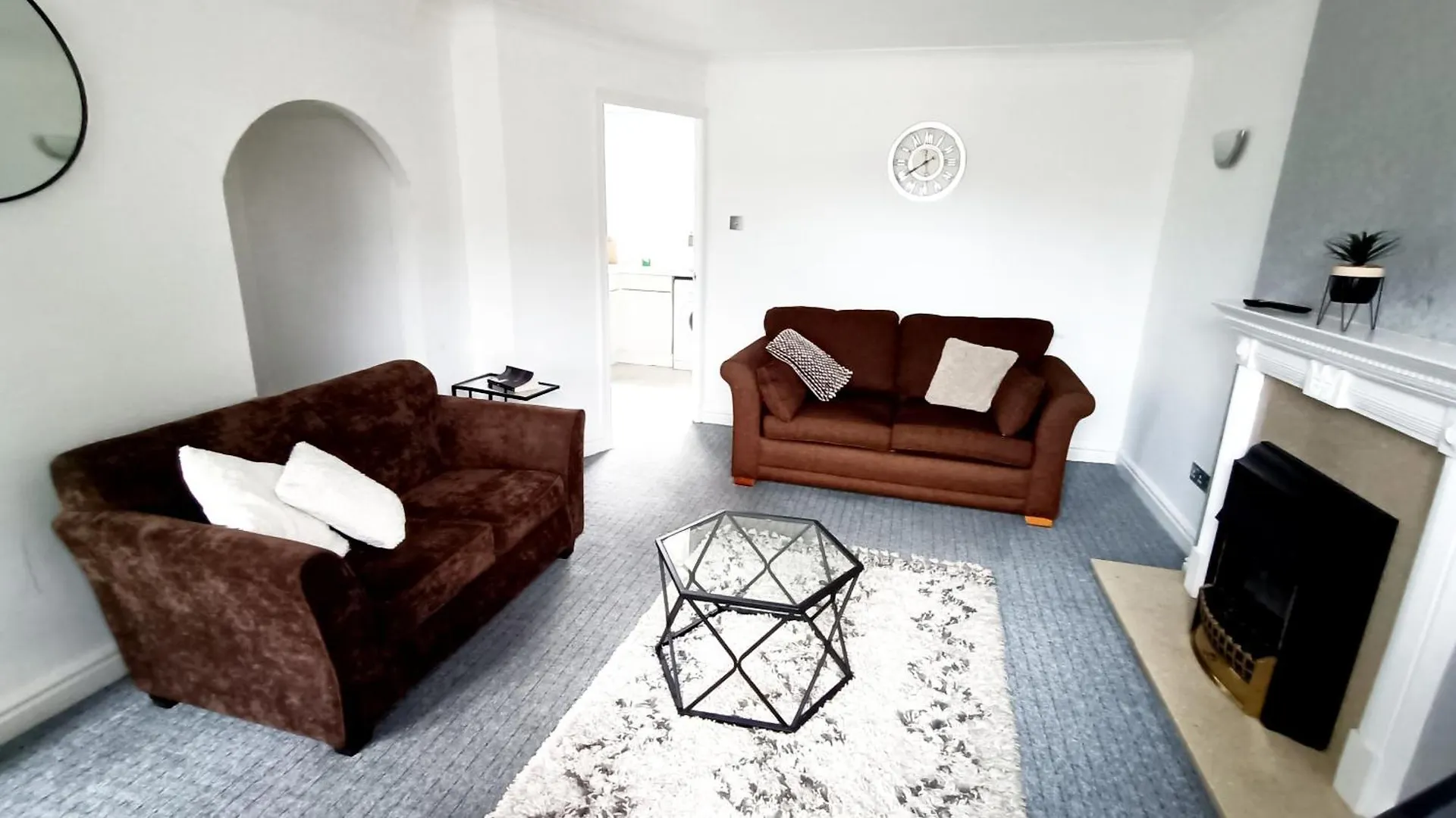 Family Friendly 3-Bed Home Free Parking On Site Хаддерсфилд 0*,