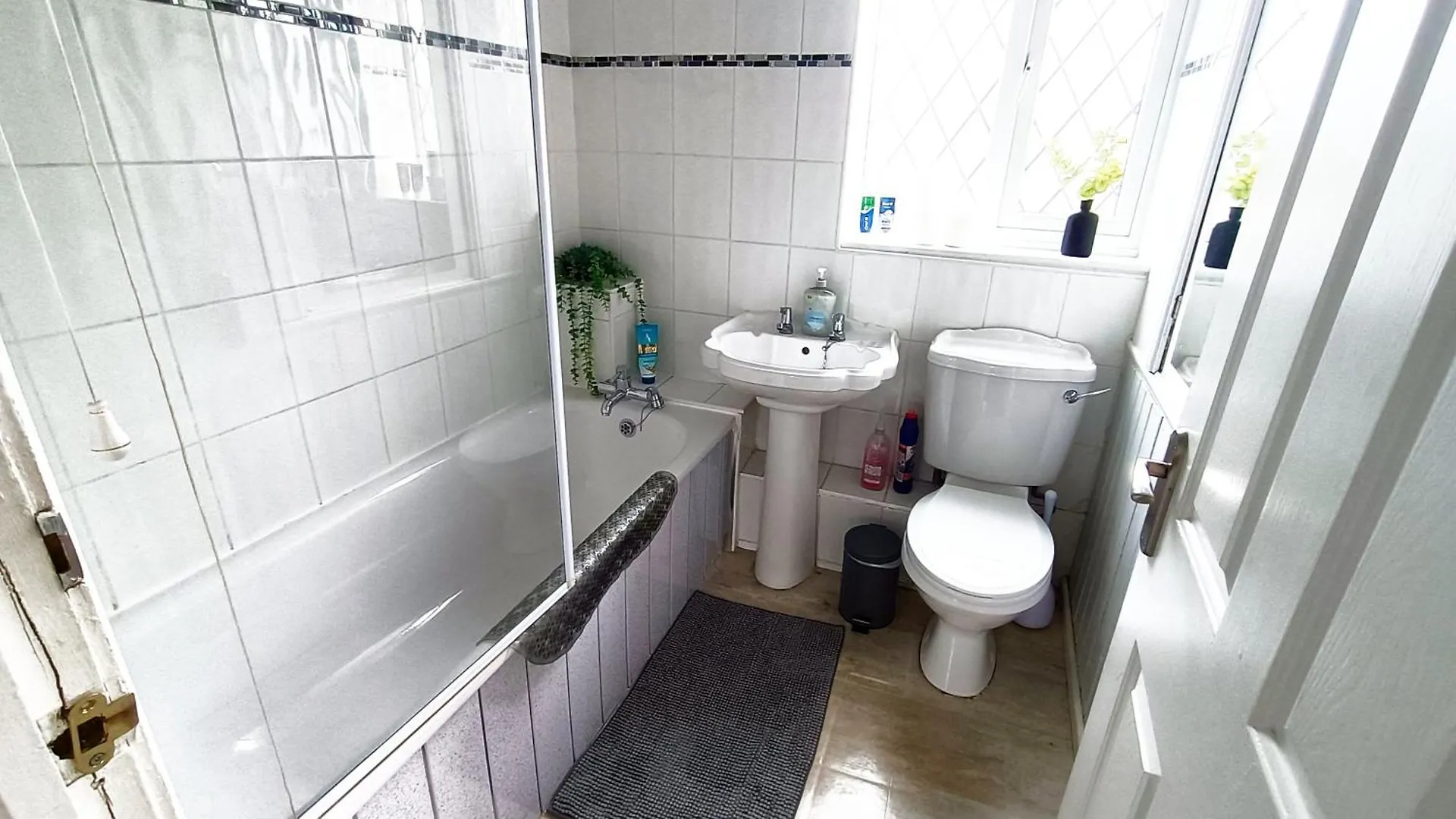 Family Friendly 3-Bed Home Free Parking On Site Huddersfield