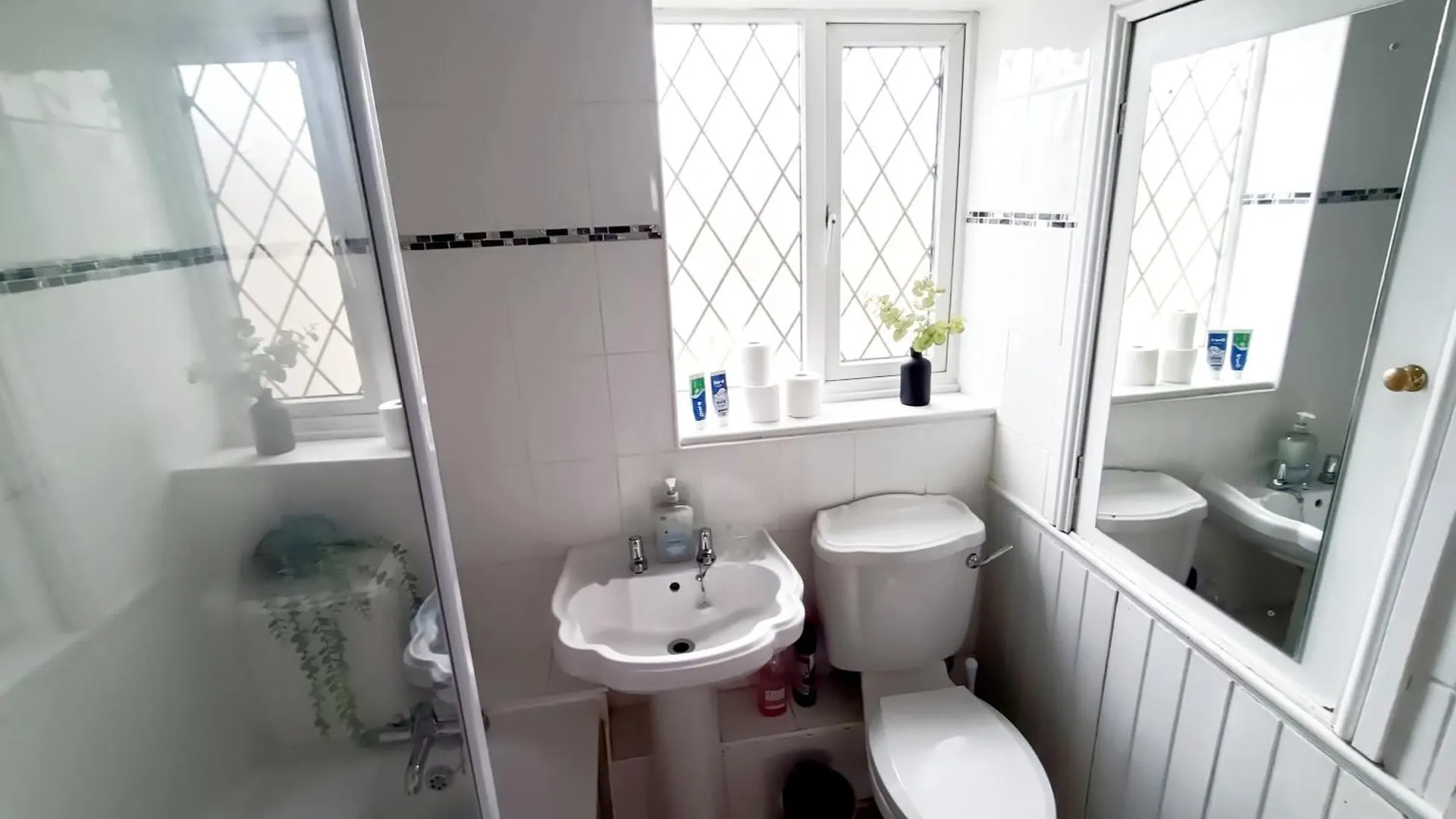 Family Friendly 3-Bed Home Free Parking On Site Хаддерсфилд